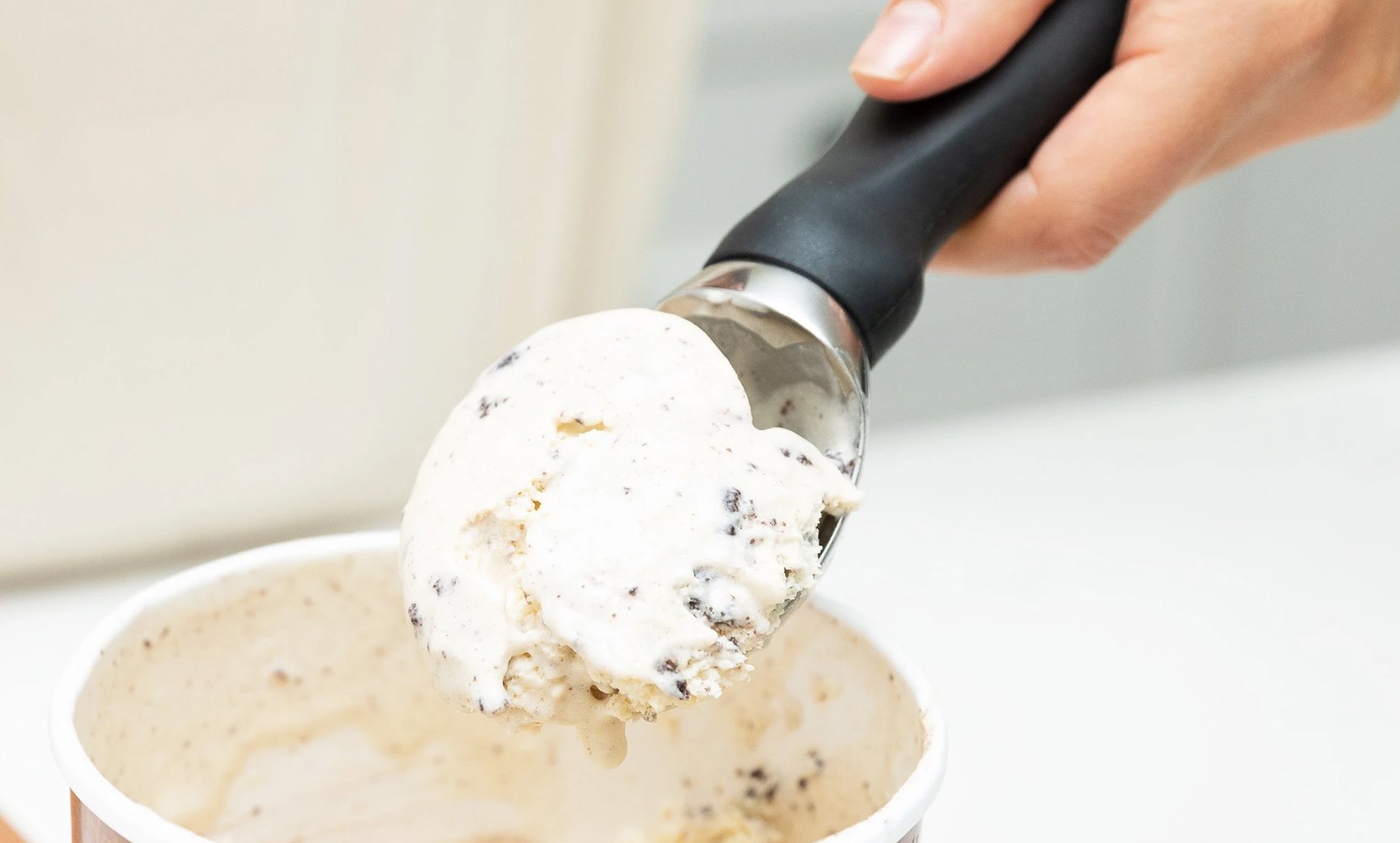 PREMIUM ICE-CREAM SCOOPER WITH COMFORTABLE GRIP HANDLE